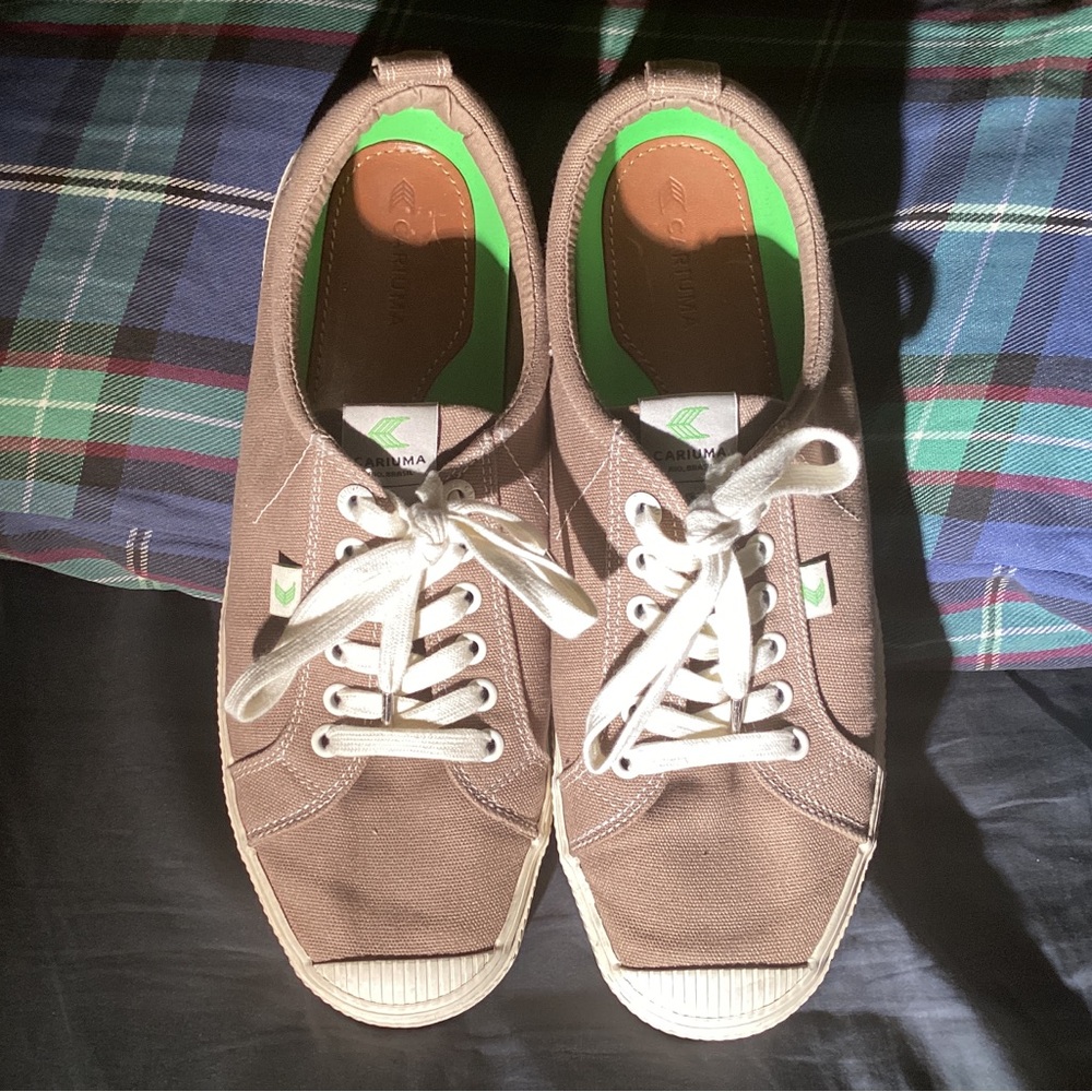 Cariuma OCA Low Sand Contrast Thread Canvas Sneakers Men 10.5